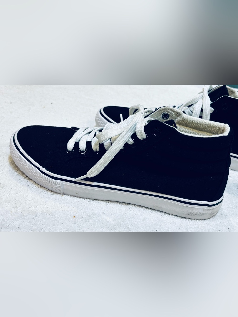 Brand New - Balera Unisex Midtop Sneakers - Size 9 Men’s / 10.5 Women’s - box 13